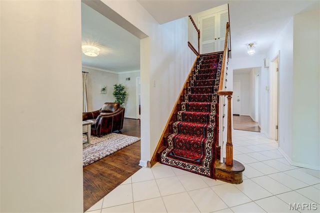 8016 Davis Drive, St Louis, MO 63105