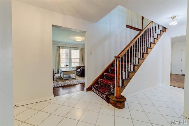 8016 Davis Drive, St Louis, MO 63105