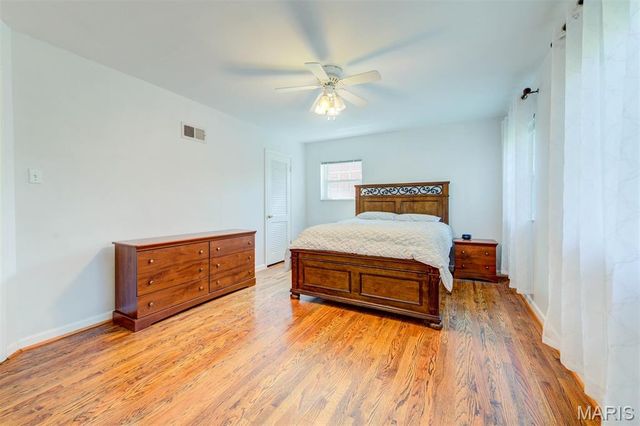 8016 Davis Drive, St Louis, MO 63105