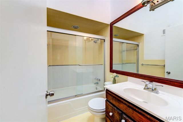 8016 Davis Drive, St Louis, MO 63105
