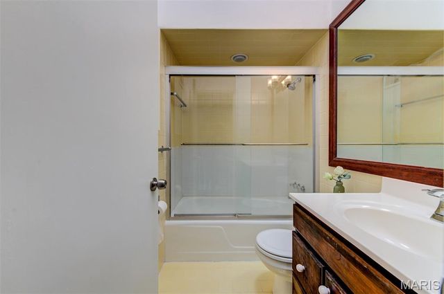 8016 Davis Drive, St Louis, MO 63105