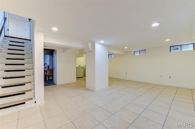 8016 Davis Drive, St Louis, MO 63105