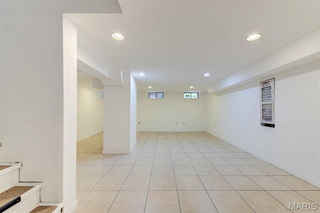 8016 Davis Drive, St Louis, MO 63105