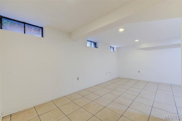8016 Davis Drive, St Louis, MO 63105