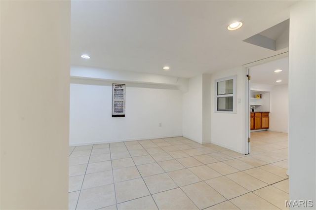 8016 Davis Drive, St Louis, MO 63105
