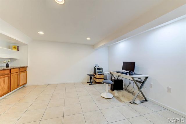 8016 Davis Drive, St Louis, MO 63105