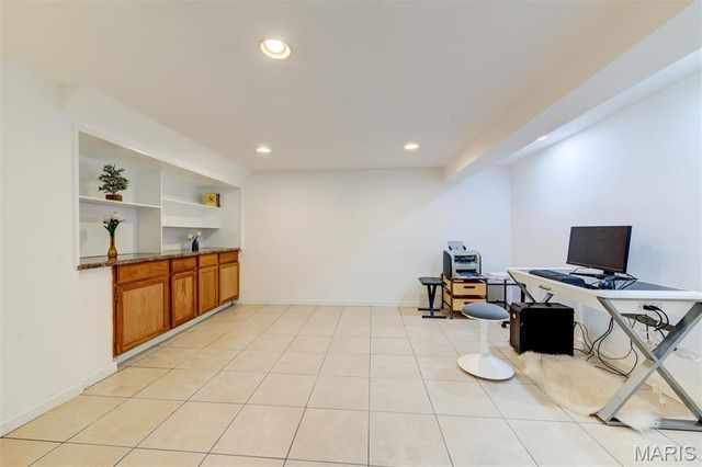 8016 Davis Drive, St Louis, MO 63105
