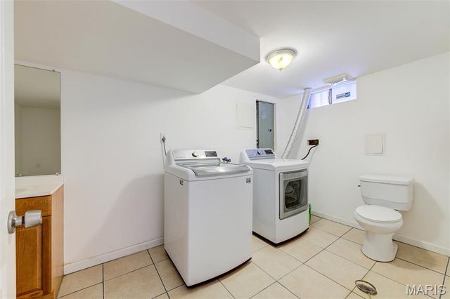 8016 Davis Drive, St Louis, MO 63105