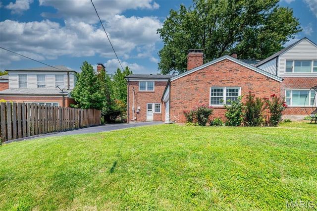 8016 Davis Drive, St Louis, MO 63105