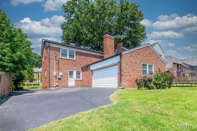 8016 Davis Drive, St Louis, MO 63105