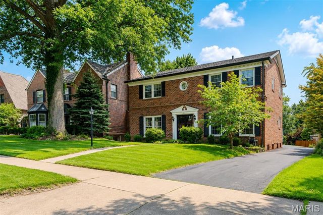 8016 Davis Drive, St Louis, MO 63105