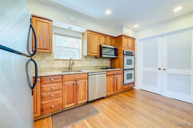 8016 Davis Drive, St Louis, MO 63105