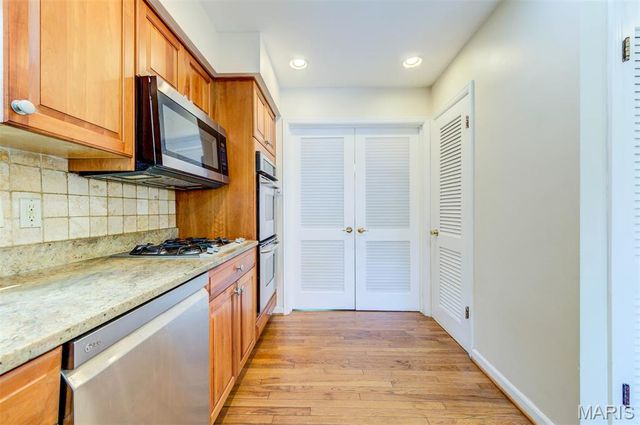 8016 Davis Drive, St Louis, MO 63105