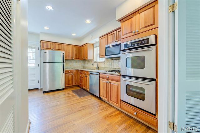 8016 Davis Drive, St Louis, MO 63105
