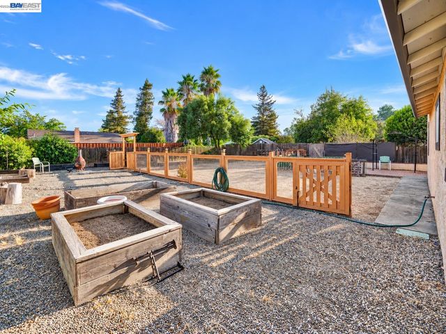 5522 Firestone Rd, Livermore, CA 94551