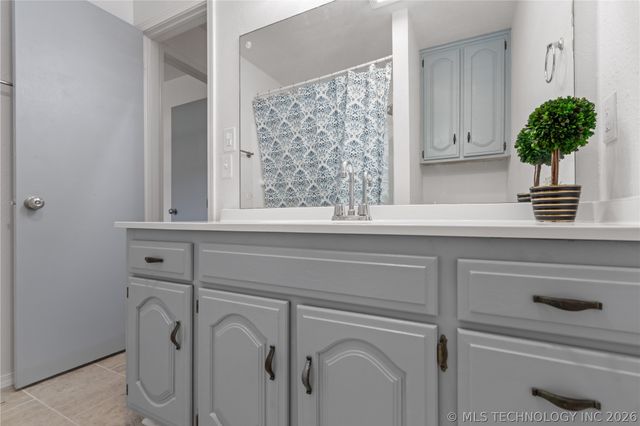 1929 W Oakridge Street, Broken Arrow, OK 74012