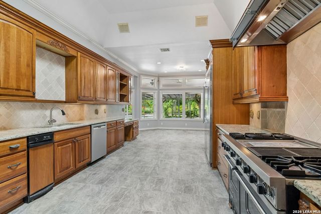 237 CREST TRL, Hill Country Village, TX 78232