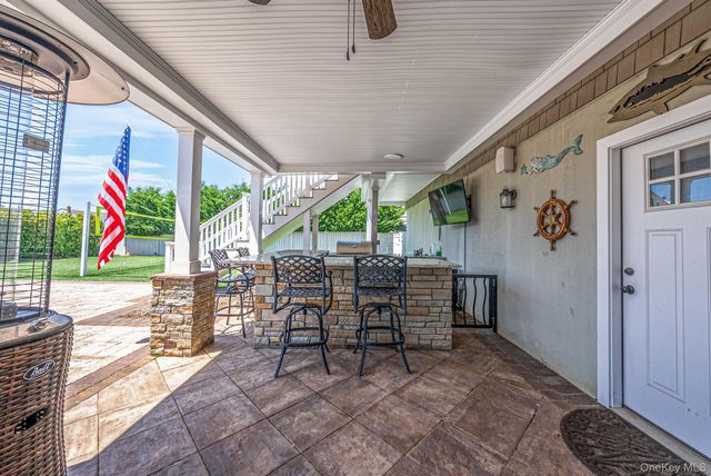 10 Raeburn Court, Babylon, NY 11702