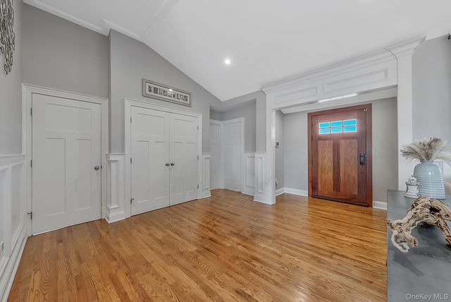 10 Raeburn Court, Babylon, NY 11702