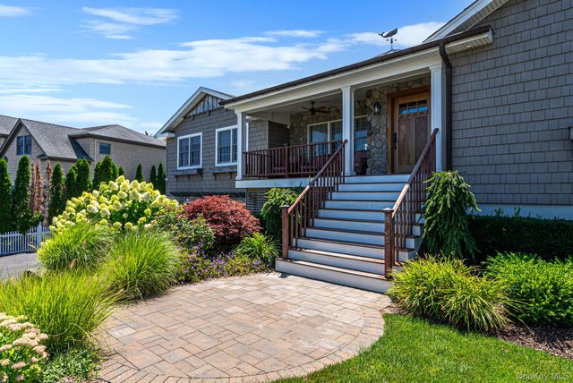 10 Raeburn Court, Babylon, NY 11702