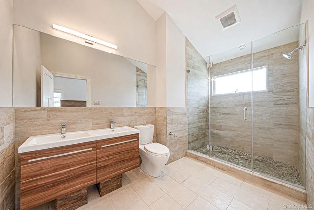 10 Raeburn Court, Babylon, NY 11702