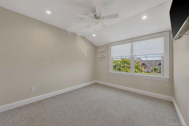 10 Raeburn Court, Babylon, NY 11702