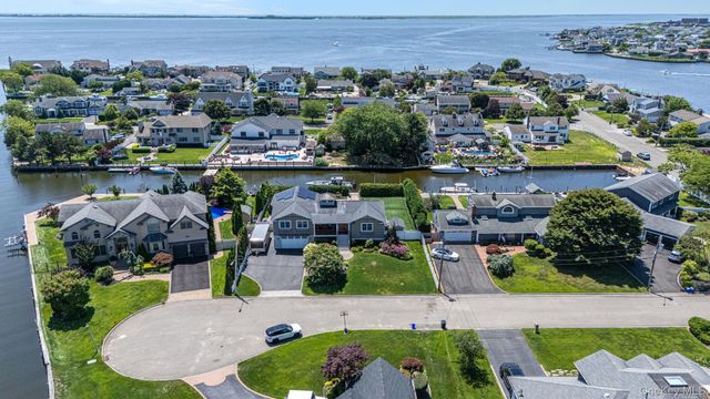 10 Raeburn Court, Babylon, NY 11702