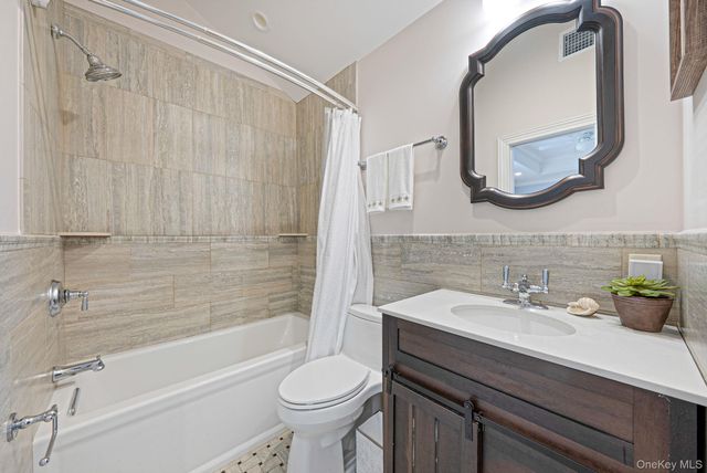 10 Raeburn Court, Babylon, NY 11702