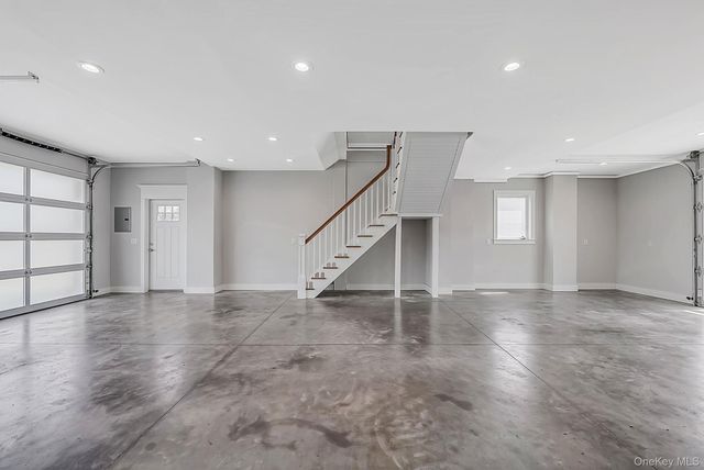10 Raeburn Court, Babylon, NY 11702