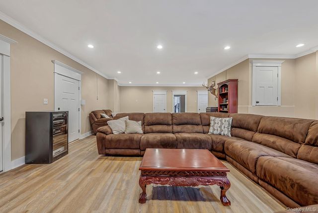 10 Raeburn Court, Babylon, NY 11702