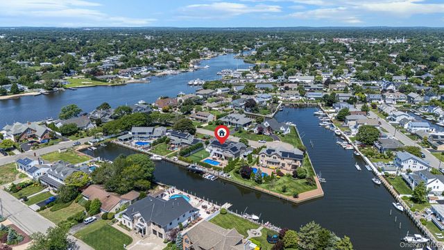 10 Raeburn Court, Babylon, NY 11702