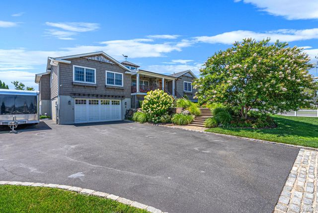 10 Raeburn Court, Babylon, NY 11702
