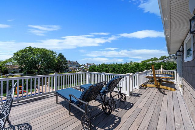 10 Raeburn Court, Babylon, NY 11702