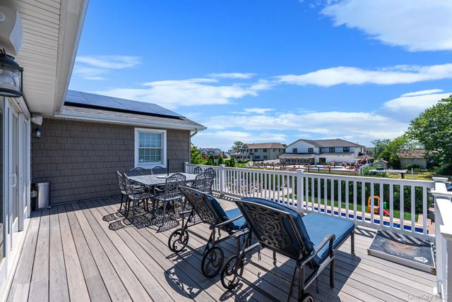 10 Raeburn Court, Babylon, NY 11702