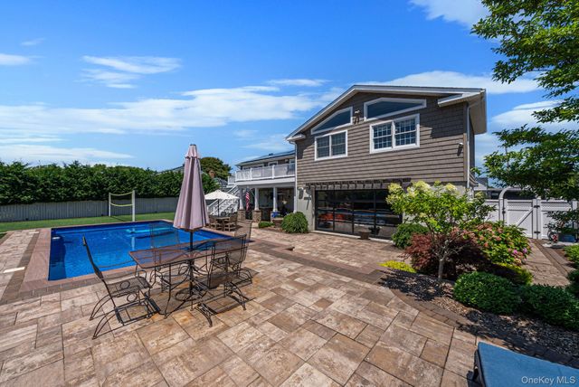 10 Raeburn Court, Babylon, NY 11702