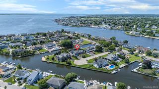 10 Raeburn Court, Babylon, NY 11702