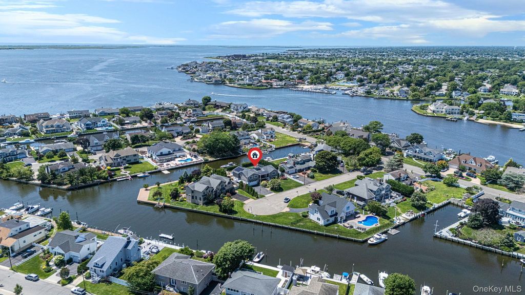 10 Raeburn Court, Babylon, NY 11702