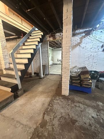 33 Burbank St, Millbury, MA 01527
