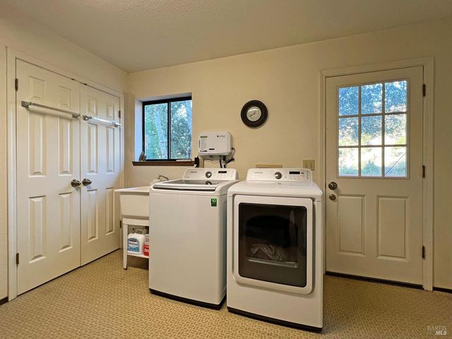 2781 Robinson Creek Rd, Ukiah, CA 95482