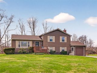 157 Garden Parkway, Henrietta, NY 14467