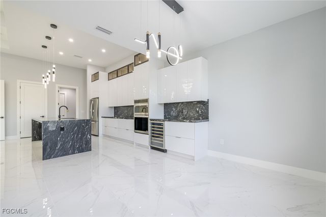 313 SE 2nd ST, Cape Coral, FL 33990