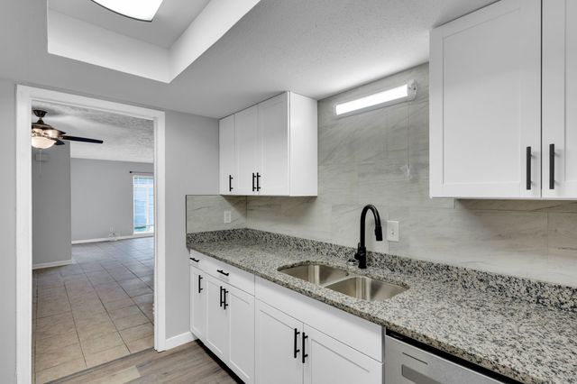 125 W Mountain Creek Drive 16, Grand Prairie, TX 75052