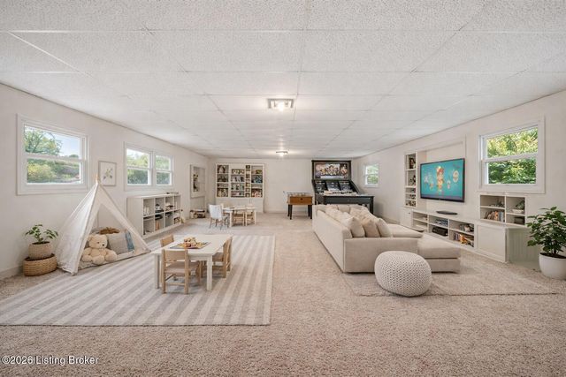 7700 Rosemary Ln, Louisville, KY 40214