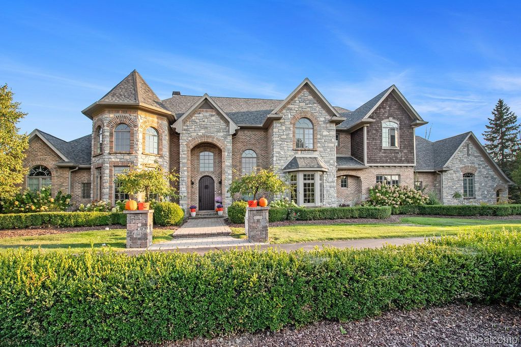 8301 Misty Meadows, Grand Blanc, MI 48439