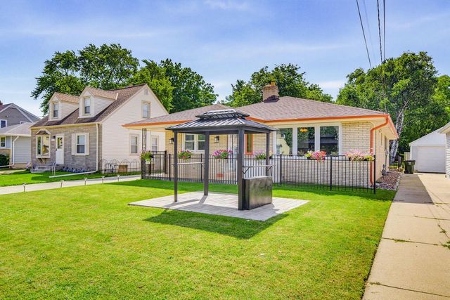 2035 E Howard AVENUE, Saint Francis, WI 53235