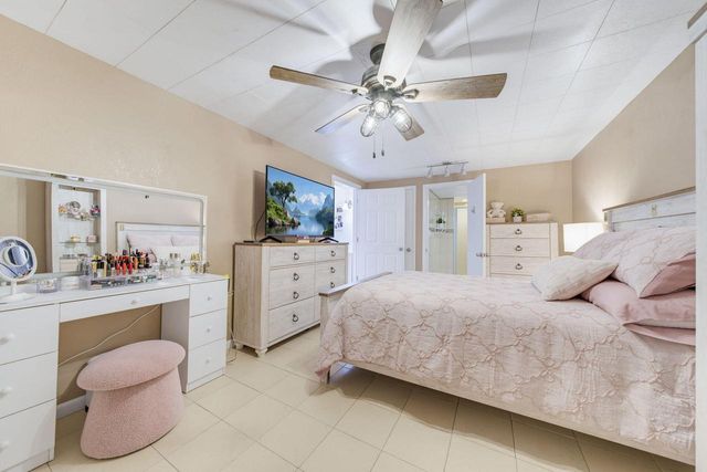 2035 E Howard AVENUE, Saint Francis, WI 53235