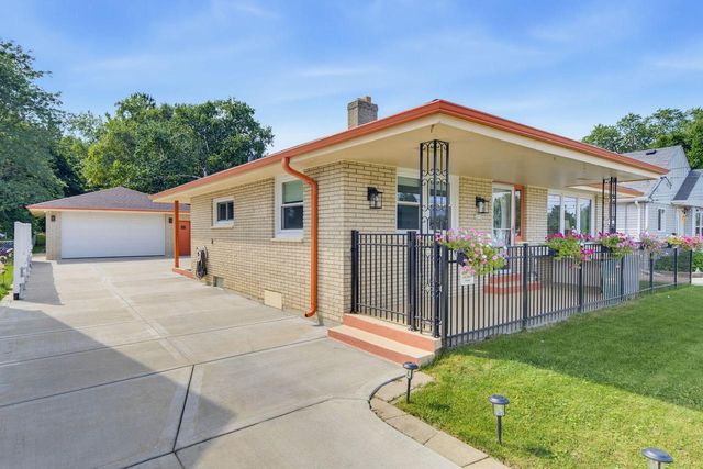 2035 E Howard AVENUE, Saint Francis, WI 53235