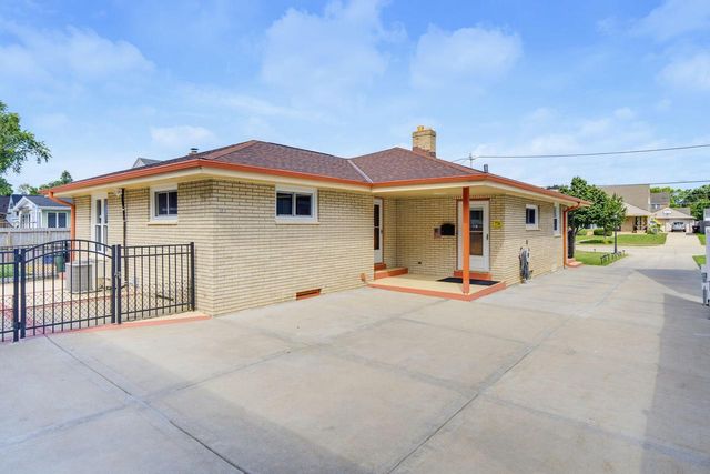 2035 E Howard AVENUE, Saint Francis, WI 53235