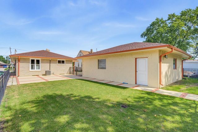 2035 E Howard AVENUE, Saint Francis, WI 53235