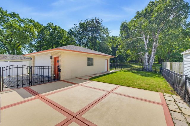 2035 E Howard AVENUE, Saint Francis, WI 53235
